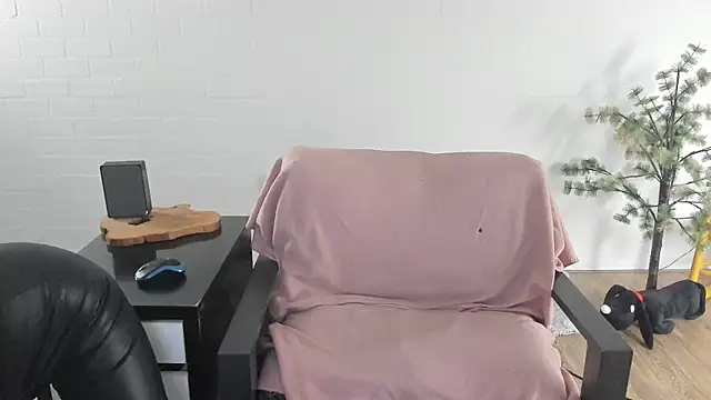 MendiPetite online show from 02/22/26, 06:42