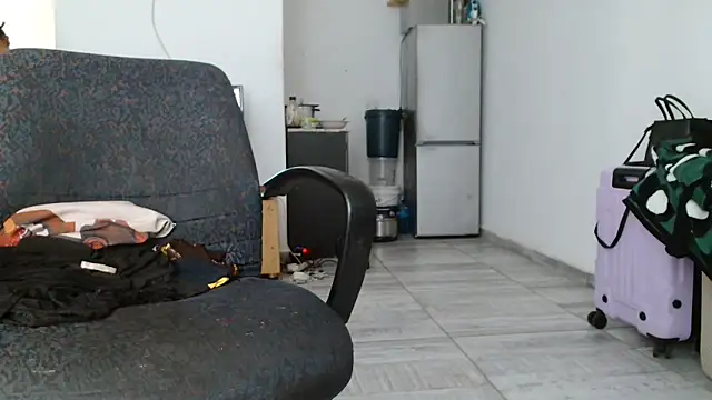 Snapshot of Hugetittiesxx2 chatting on 11/28/25, 04:12 Hugetittiesxx2 online show from 11/28/25, 04:12