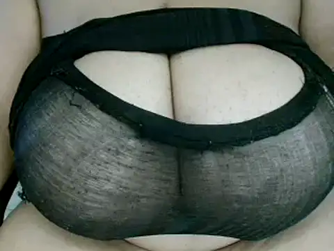 Snapshot of Hugetittiesxx2 chatting on 02/16/25, 03:37 Hugetittiesxx2 online show from 02/16/25, 03:37