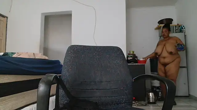 Snapshot of Hugetittiesxx2 chatting on 10/30/25, 03:49 Hugetittiesxx2 online show from 10/30/25, 03:49