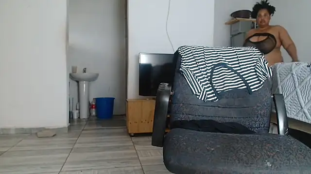 Hugetittiesxx2 online show from 12/22/25, 03:39