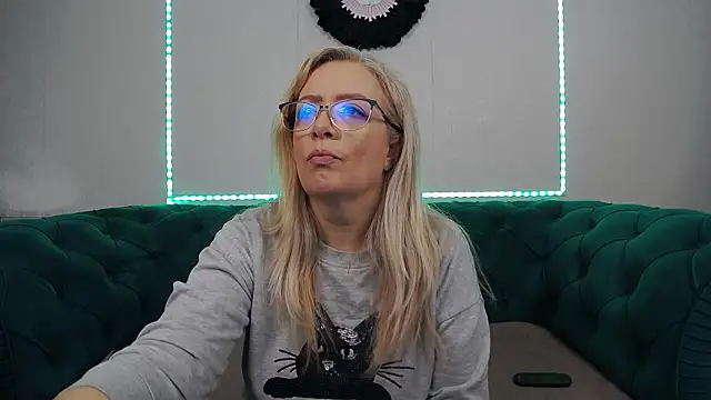 IvanaCharm online show from 02/17/26, 04:32