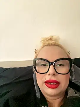 Snapshot of luna_14 chatting on 10/18/25, 10:39 luna 14 online show from 10/18/25, 10:39