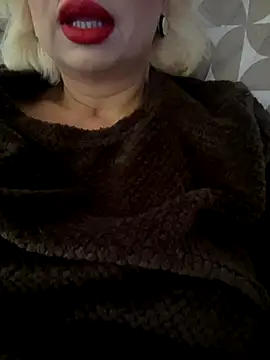 Snapshot of luna_14 chatting on 10/27/25, 10:49 luna 14 online show from 10/27/25, 10:49