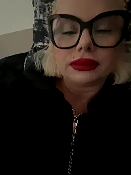 Snapshot of luna_14 chatting on 10/16/25, 10:23 luna 14 online show from 10/16/25, 10:23