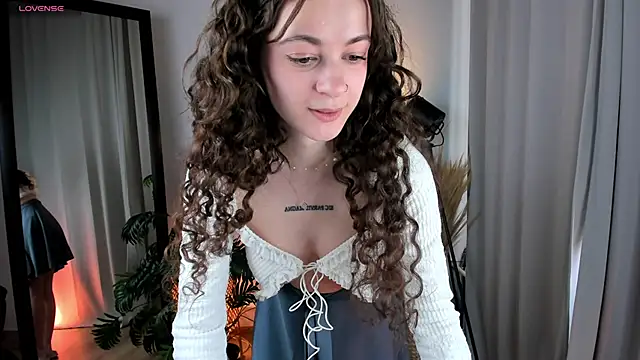 Curly Moon online show from 05/05/26, 02:09