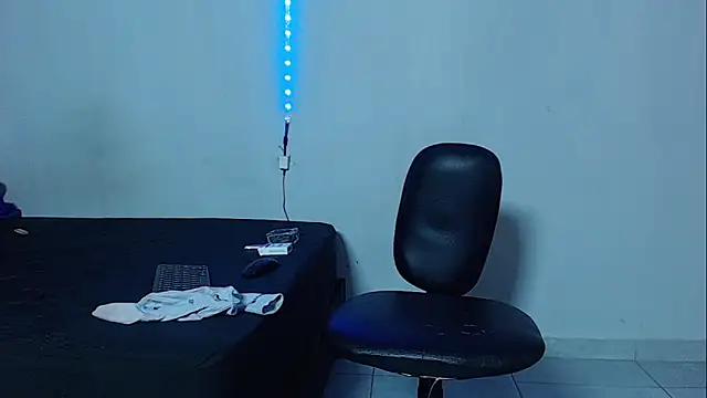 Snapshot of mikecoper_23 chatting on 12/05/25, 01:32 mikecoper 23 online show from 12/05/25, 01:32