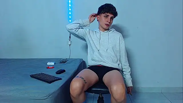 Snapshot of mikecoper_23 chatting on 10/27/25, 03:40 mikecoper 23 online show from 10/27/25, 03:40