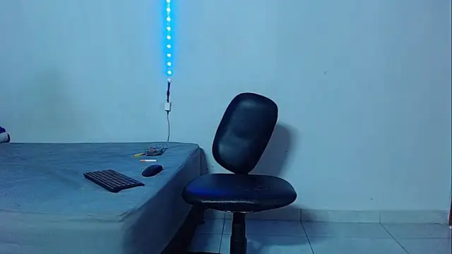 Snapshot of mikecoper_23 chatting on 11/10/25, 02:00 mikecoper 23 online show from 11/10/25, 02:00