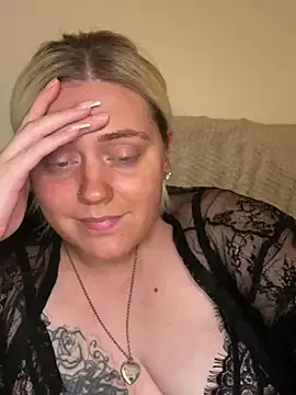 Snapshot of Blondiee3088 chatting on 01/21/25, 03:54 Blondiee3088 online show from 01/21/25, 03:54