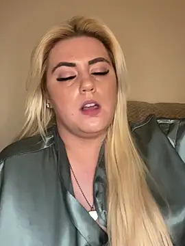 Snapshot of Blondiee3088 chatting on 02/27/25, 11:37 Blondiee3088 online show from 02/27/25, 11:37