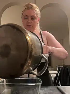 Snapshot of Blondiee3088 chatting on 02/23/25, 09:16 Blondiee3088 online show from 02/23/25, 09:16