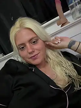 Snapshot of Blondiee3088 chatting on 09/15/25, 04:02 Blondiee3088 online show from 09/15/25, 04:02