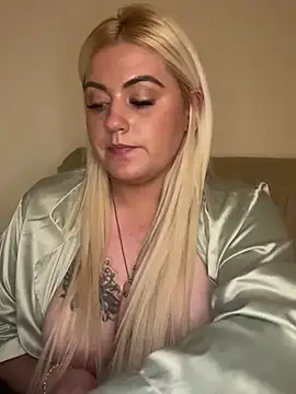 Snapshot of Blondiee3088 chatting on 02/12/25, 09:01 Blondiee3088 online show from 02/12/25, 09:01