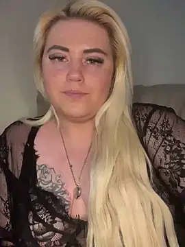 Snapshot of Blondiee3088 chatting on 03/07/25, 04:00 Blondiee3088 online show from 03/07/25, 04:00