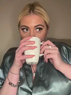 Snapshot of Blondiee3088 chatting on 03/04/25, 05:03 Blondiee3088 online show from 03/04/25, 05:03