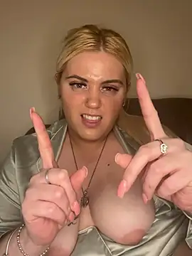 Snapshot of Blondiee3088 chatting on 02/13/25, 05:44 Blondiee3088 online show from 02/13/25, 05:44