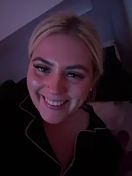 Snapshot of Blondiee3088 chatting on 12/14/24, 02:00 Blondiee3088 online show from 12/14/24, 02:00