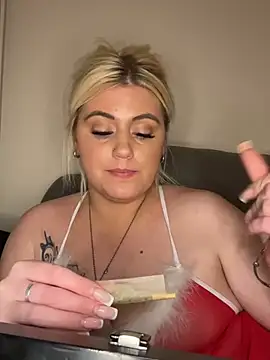 Snapshot of Blondiee3088 chatting on 12/22/24, 10:25 Blondiee3088 online show from 12/22/24, 10:25