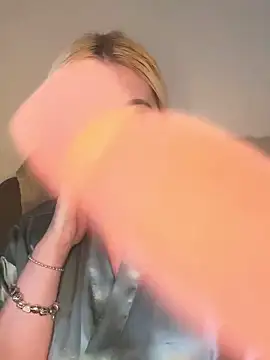 Snapshot of Blondiee3088 chatting on 03/05/25, 12:44 Blondiee3088 online show from 03/05/25, 12:44