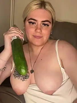 Snapshot of Blondiee3088 chatting on 12/12/24, 12:59 Blondiee3088 online show from 12/12/24, 12:59