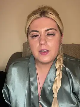 Snapshot of Blondiee3088 chatting on 02/25/25, 08:42 Blondiee3088 online show from 02/25/25, 08:42