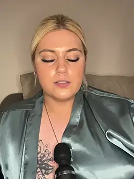 Snapshot of Blondiee3088 chatting on 03/03/25, 04:36 Blondiee3088 online show from 03/03/25, 04:36