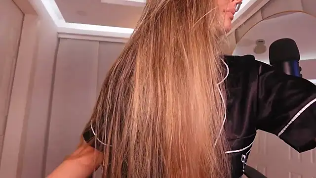 nicollefiorett online show from 11/22/25, 01:15