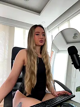 nicollefiorett online show from 09/15/25, 07:36