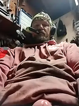 Snapshot of hornygiltz92 chatting on 12/04/25, 12:37 hornygiltz92 online show from 12/04/25, 12:37