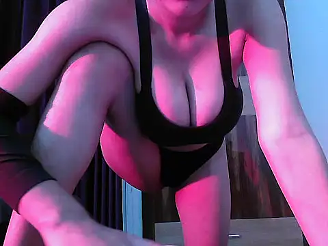 Snapshot of Official_queen chatting on 04/04/26, 06:25 Official queen online show from 04/04/26, 06:25