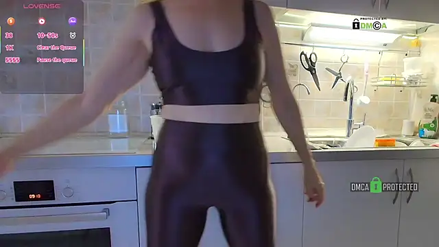 Snapshot of MilfeaN chatting on 11/25/25, 06:14 MilfeaN online show from 11/25/25, 06:14