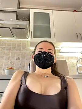 Snapshot of MilfeaN chatting on 11/05/25, 08:17 MilfeaN online show from 11/05/25, 08:17