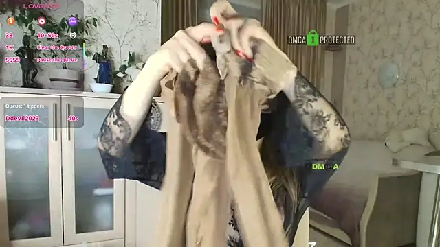 Snapshot of MilfeaN chatting on 11/14/25, 09:18 MilfeaN online show from 11/14/25, 09:18