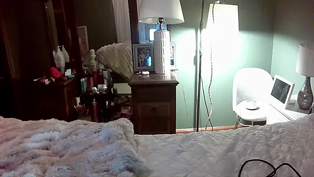 EllaSnow online show from 12/20/24, 12:19