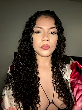 Snapshot of ladylavish chatting on 10/05/25, 01:40 ladylavish online show from 10/05/25, 01:40