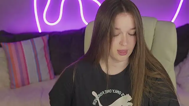 Snapshot of DonnaLustt chatting on 11/17/25, 02:32 DonnaLustt online show from 11/17/25, 02:32