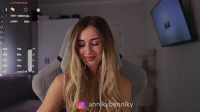 Coconutkittyy online show from 02/18/25, 06:37