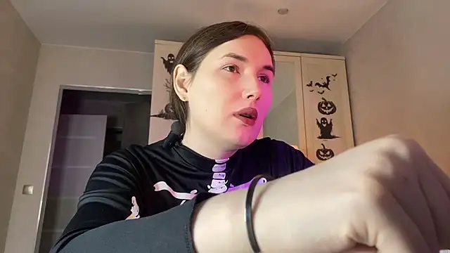 Maria Bowie online show from 10/29/25, 07:51