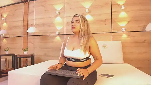 Snapshot of julietha_taylor chatting on 10/07/25, 02:12 julietha taylor online show from 10/07/25, 02:12