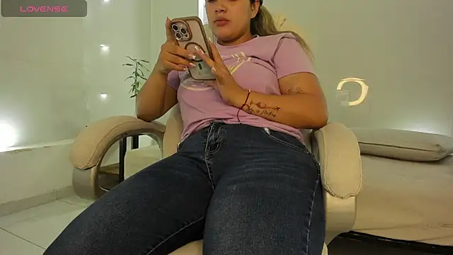 Snapshot of julietha_taylor chatting on 09/10/25, 02:32 julietha taylor online show from 09/10/25, 02:32