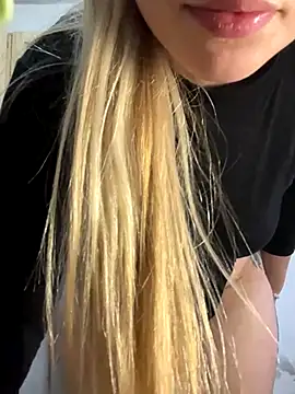 Snapshot of PEACHY439 chatting on 10/29/25, 05:45 PEACHY439 online show from 10/29/25, 05:45