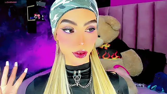 Snapshot of dollswit01 chatting on 02/28/25, 04:43 dollswit01 online show from 02/28/25, 04:43