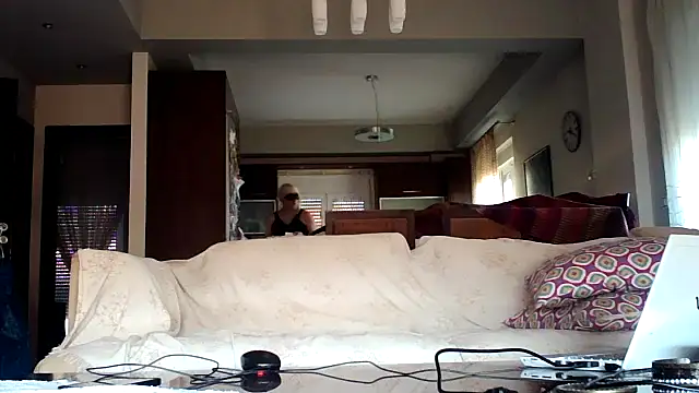 Kalia Cross online show from 11/18/25, 07:22