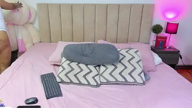 Snapshot of HannaRousse_ chatting on 10/24/25, 08:08 HannaRousse online show from 10/24/25, 08:08