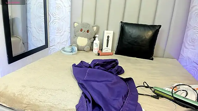 AlexaFoxy18 online show from 04/18/26, 06:05