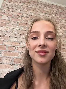 Snapshot of CaseyStar chatting on 10/19/25, 11:57 CaseyStar online show from 10/19/25, 11:57