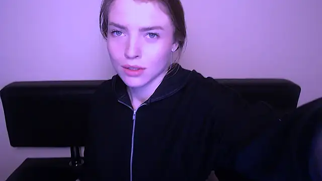 Snapshot of MissOliviaa_ chatting on 02/02/25, 01:30 MissOliviaa  online show from 02/02/25, 01:30