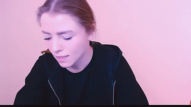 Snapshot of MissOliviaa_ chatting on 02/10/25, 11:25 MissOliviaa  online show from 02/10/25, 11:25