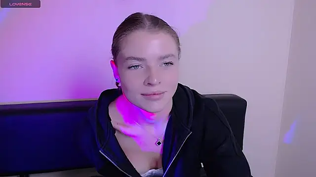 Snapshot of MissOliviaa_ chatting on 10/27/25, 01:12 MissOliviaa  online show from 10/27/25, 01:12